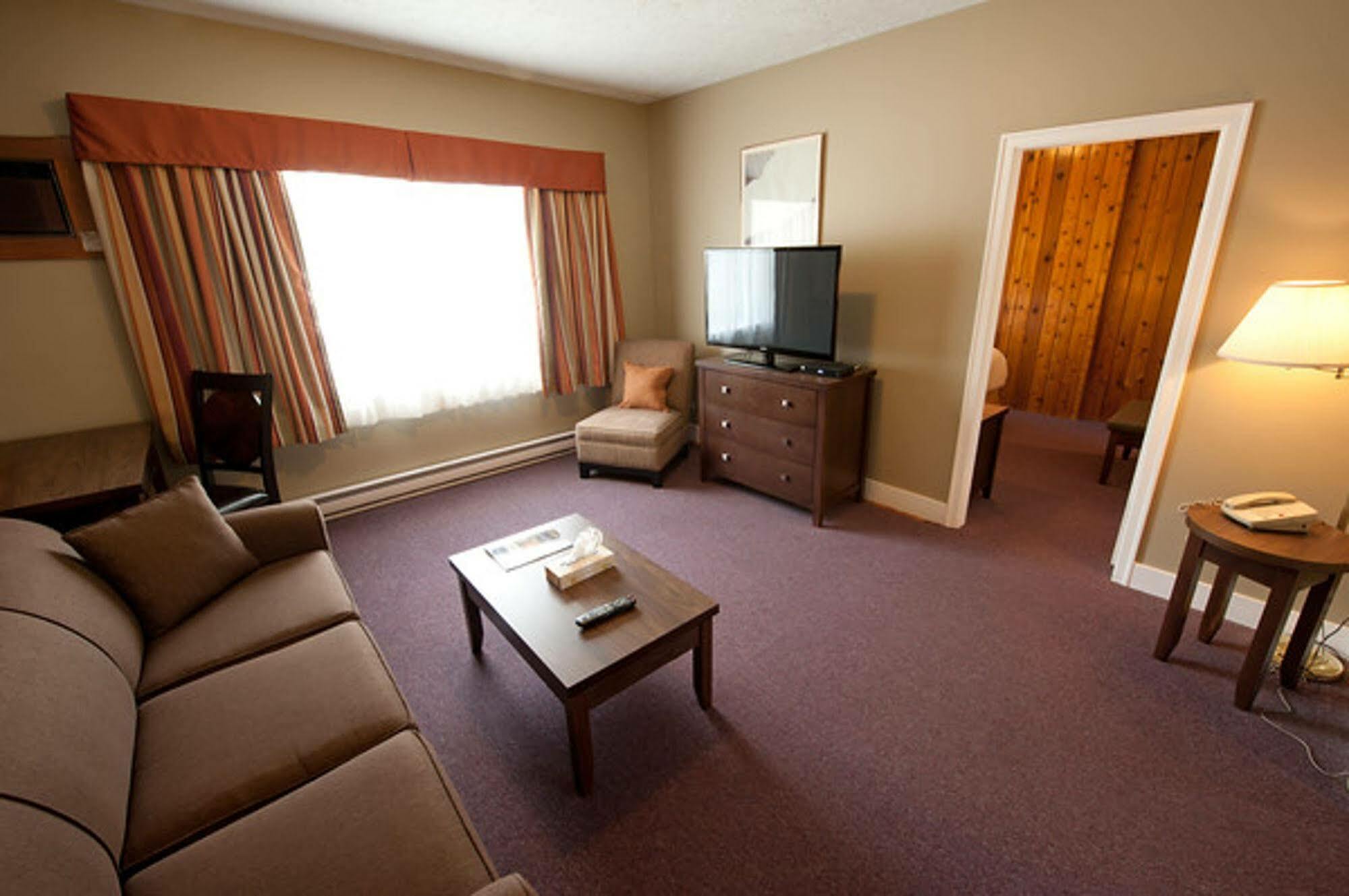 נלסון Alpine Inn & Suites מראה חיצוני תמונה